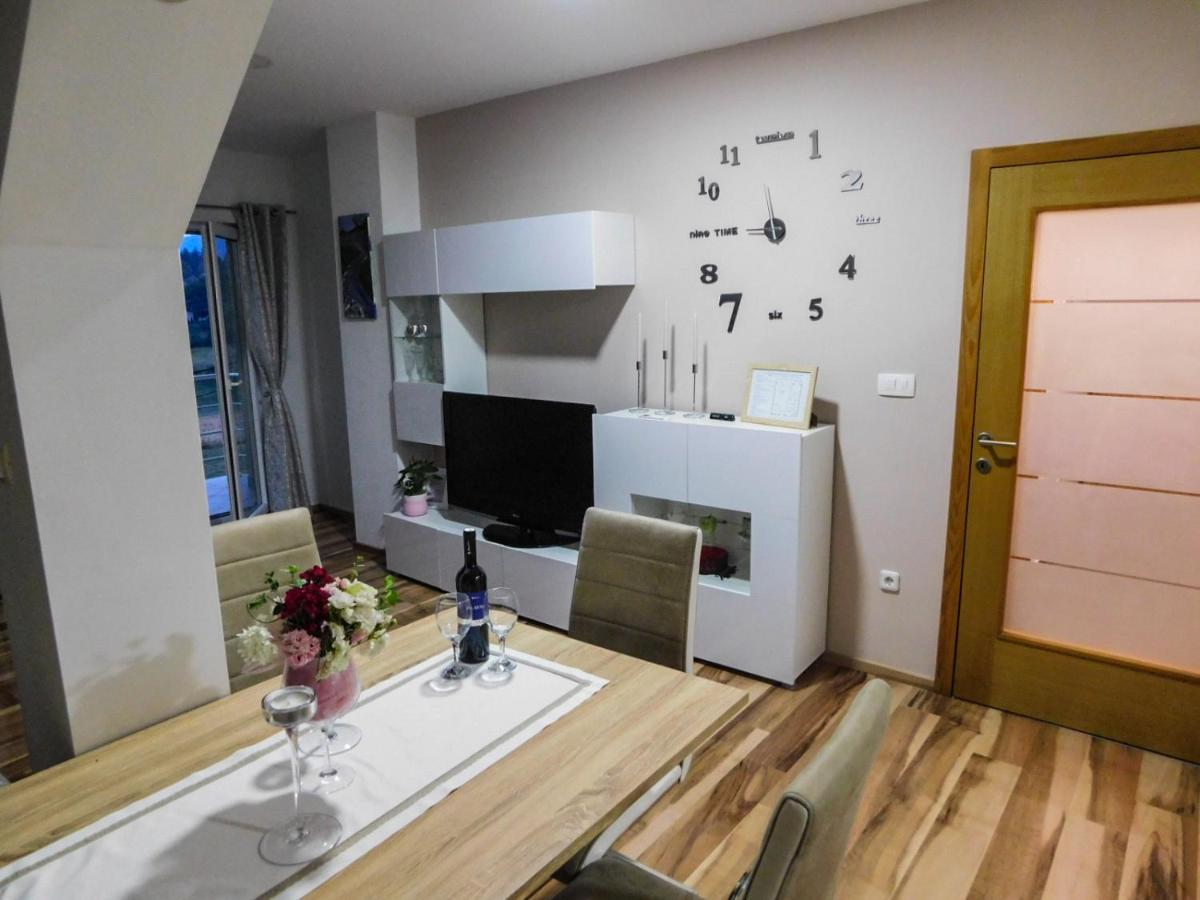 Apartman Lara Otočac Buitenkant foto